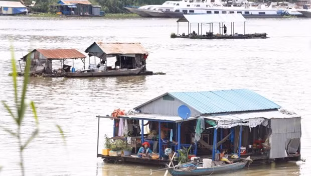 Cumplen residentes del origen vietnamita en Camboya reubicación de casas flotantes en río Tonle Sap ảnh 1