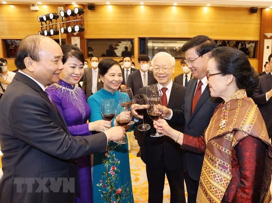 Premier de Vietnam conversa con máximo dirigente de Laos ảnh 2