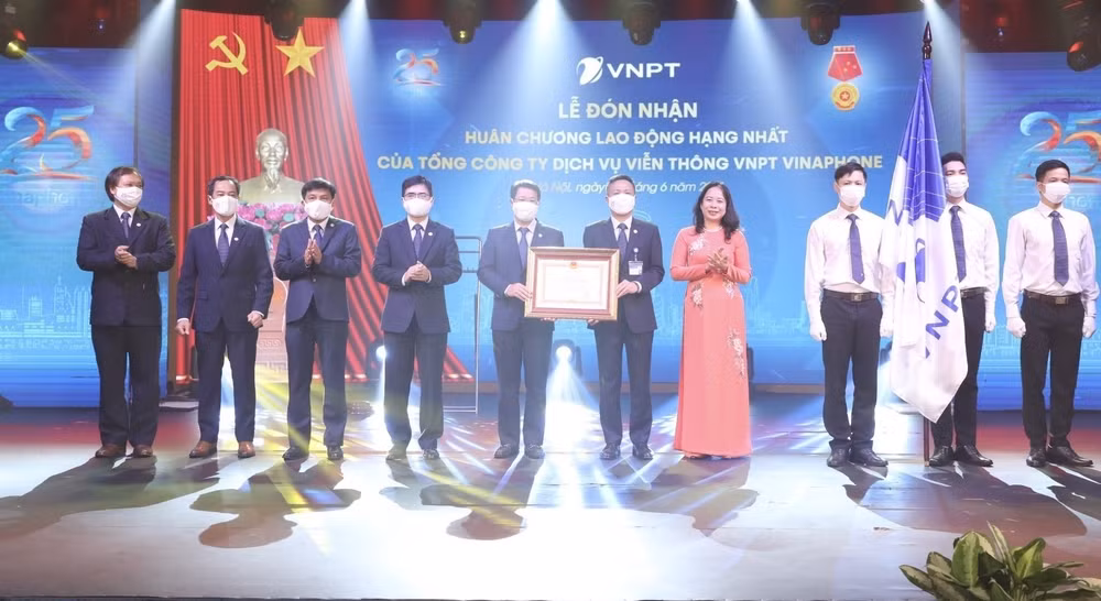 Condecoran al primer operador móvil vietnamita con orden nacional ảnh 1