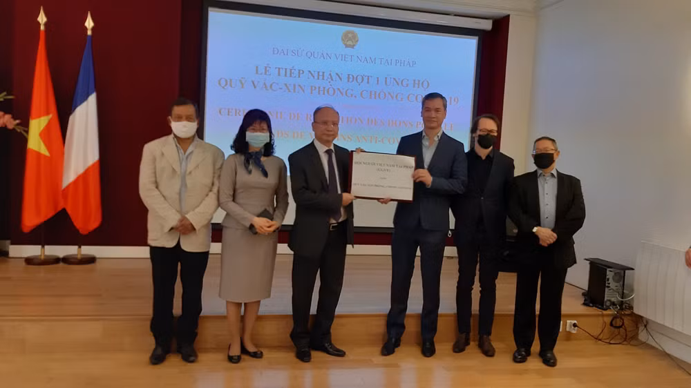 Compatriotas y amigos en Francia apoyan a lucha antiepidémica en Vietnam ảnh 1