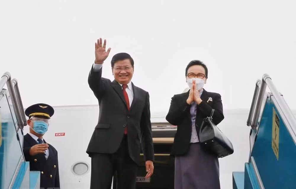 Concluye máximo dirigente laosiano visita oficial a Vietnam ảnh 1