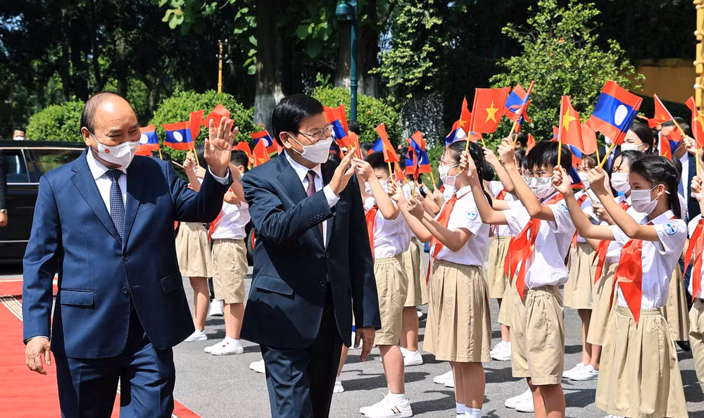Prensa laosiana destaca visita a Vietnam de su máximo dirigente ảnh 1