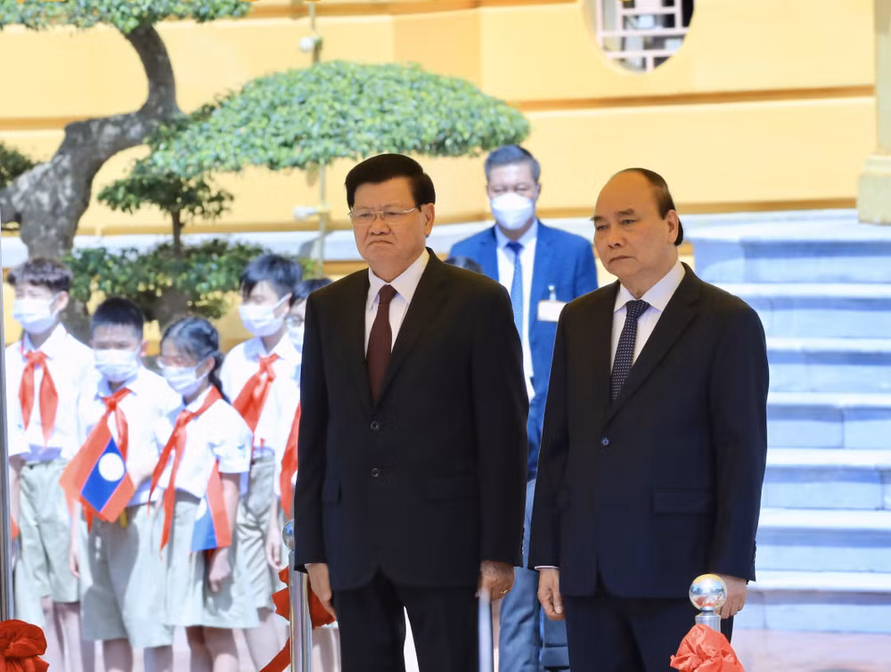 Prensa laosiana destaca visita a Vietnam de su máximo dirigente ảnh 2
