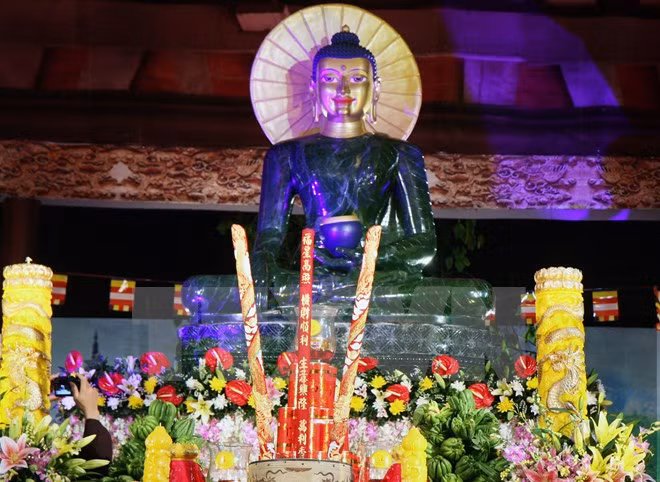Exhiben en Vietnam mayor estatua de Buda hecha de jade ảnh 1