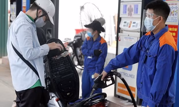 Precios minoristas de gasolina ascienden a cifra récord en el último ajuste ảnh 1
