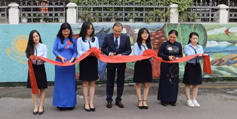 Inauguran mural kazajo en Vietnam ảnh 1