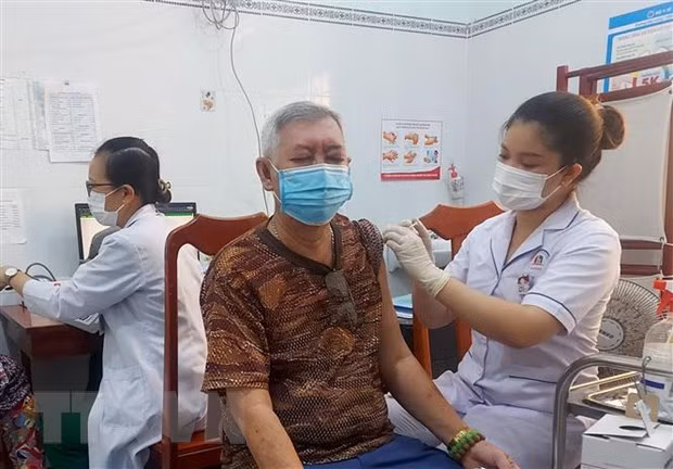 Disminuyen casos diarios de COVID-19 en Vietnam ảnh 1