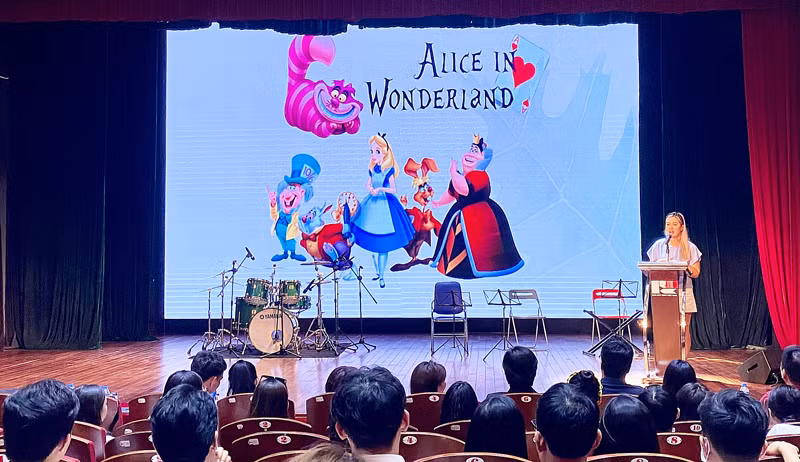 Lanzan proyecto musical "Alicia en el país de las maravillas" para jóvenes en Vietnam ảnh 1