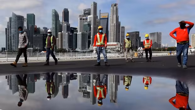 Singapur continúa flexibilizando restricciones de COVID-19 contra trabajadores migrantes ảnh 1