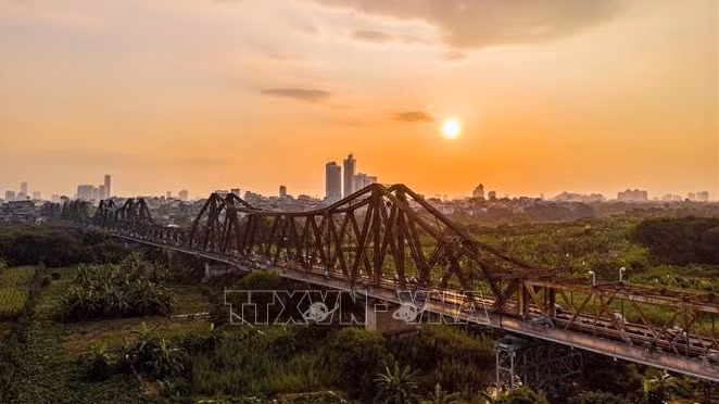 Exigen reparar urgentemente daños en puente icónico de Long Bien ảnh 1