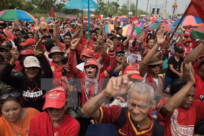 Premier tailandés acusa a “camisas rojas” de incitar desorden ảnh 1 Premier tailandés acusa a “camisas rojas” de incitar desorden ảnh 1