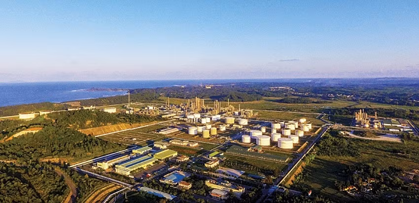 Refinería de petróleo Dung Quat, imán que atrae inversiones a Quang Ngai ảnh 1 Refinería de petróleo Dung Quat, imán que atrae inversiones a Quang Ngai ảnh 1