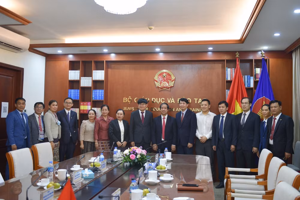 Vietnam y Laos intensifican sin cesar cooperación en educación ảnh 1