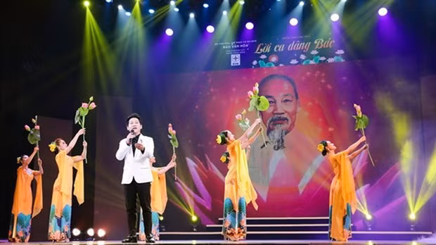 Celebran programa artístico en honor al Presidente Ho Chi Minh ảnh 1