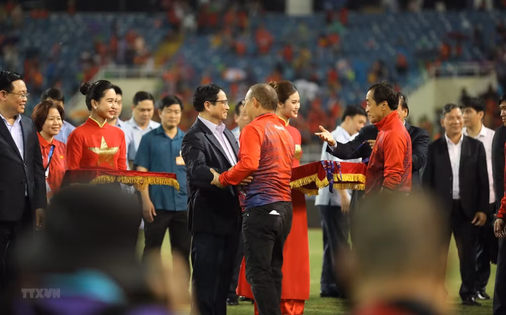 Primer ministro vietnamita felicita a la selección de fútbol sub-23 por su victoria en SEA Games 31 ảnh 1