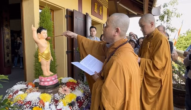 Vietnamitas en Francia celebran nacimiento de Buda ảnh 1