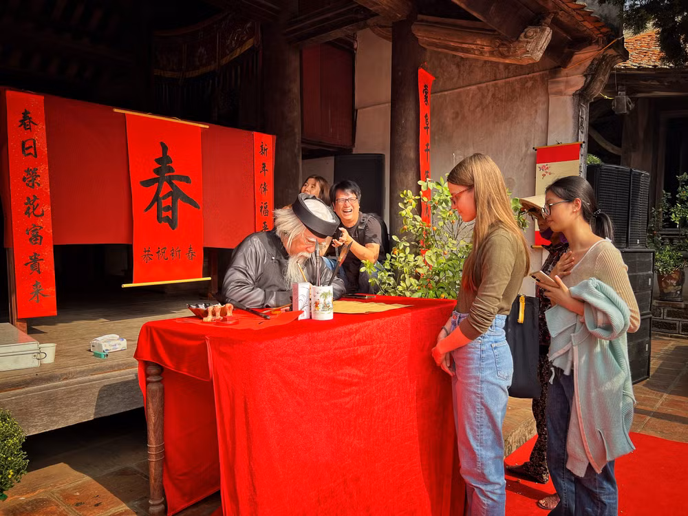 Turistas internacionales alaban Fiesta de primavera de Vietnam ảnh 3