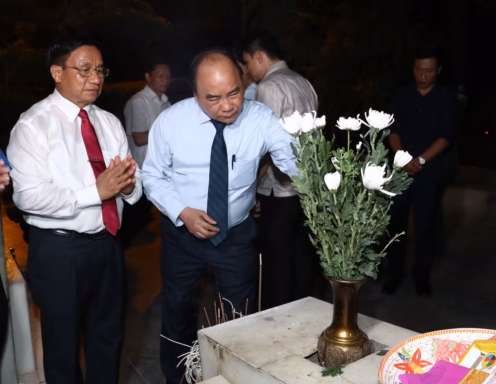 [Fotos] Premier Xuan Phuc rinde tributo a voluntarias caídas en encrucijada de Dong Loc ảnh 3
