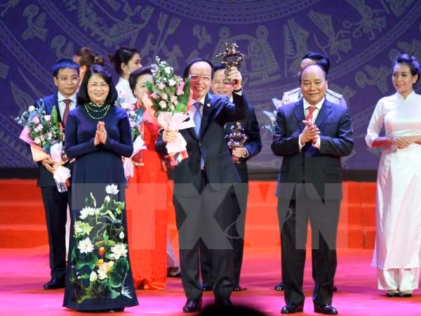 Premier de Vietnam llama a empresas nacionales alcanzar estándares mundiales ảnh 1