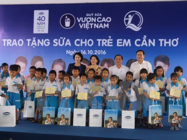 Niños pobres en ciudad vietnamita reciben leche gratuita ảnh 1