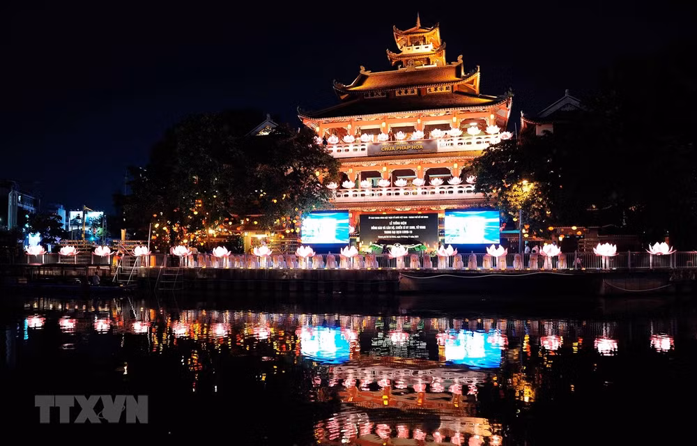 Rinden homenaje póstumo a vietnamitas en exterior fallecidos por el COVID-19 ảnh 1