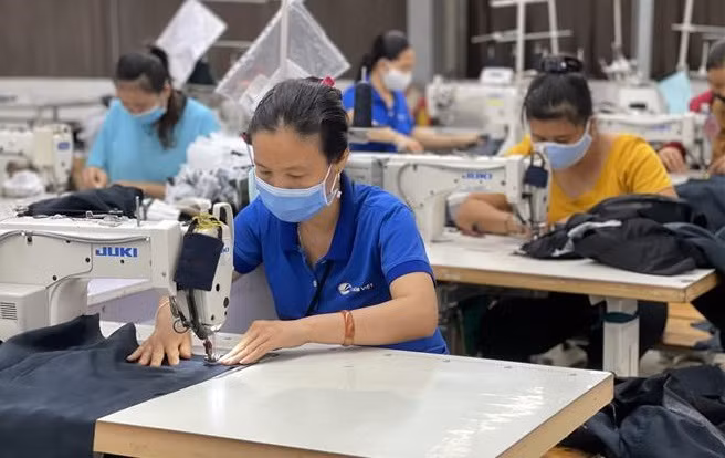 COVID-19: Millones de trabajadores vietnamitas poseen asistencia financiera ảnh 1