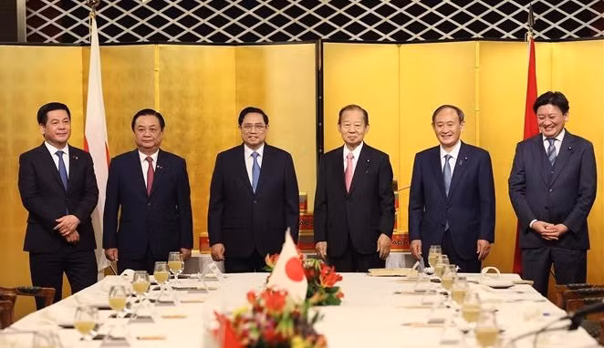 Primer ministro de Vietnam se reúne con exdirigentes de Japón ảnh 2