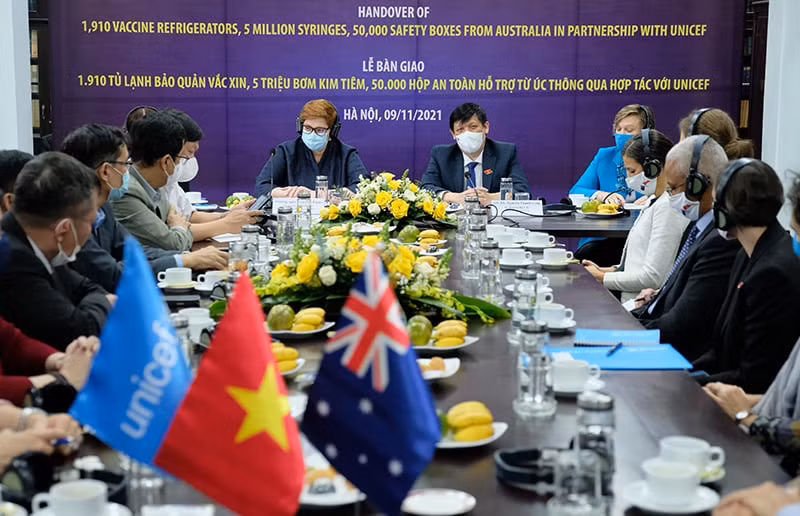 Recibe Vietnam insumos para vacunación contra el COVID-19 donados por Australia y UNICEF ảnh 2