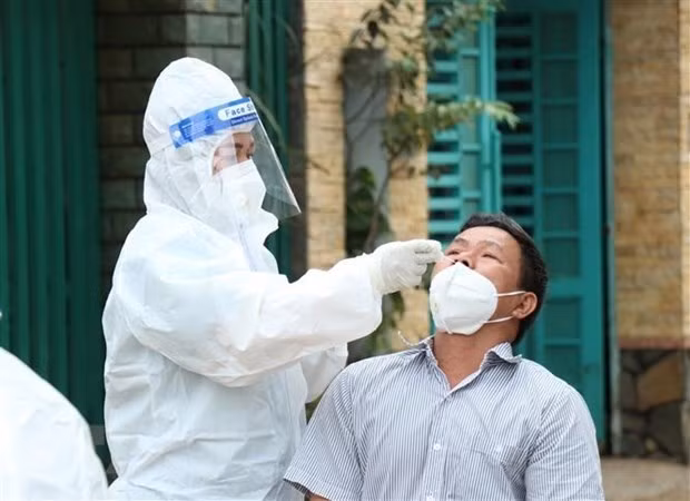 Confirma Vietnam unos cinco mil 600 casos nuevos del COVID-19 ảnh 1