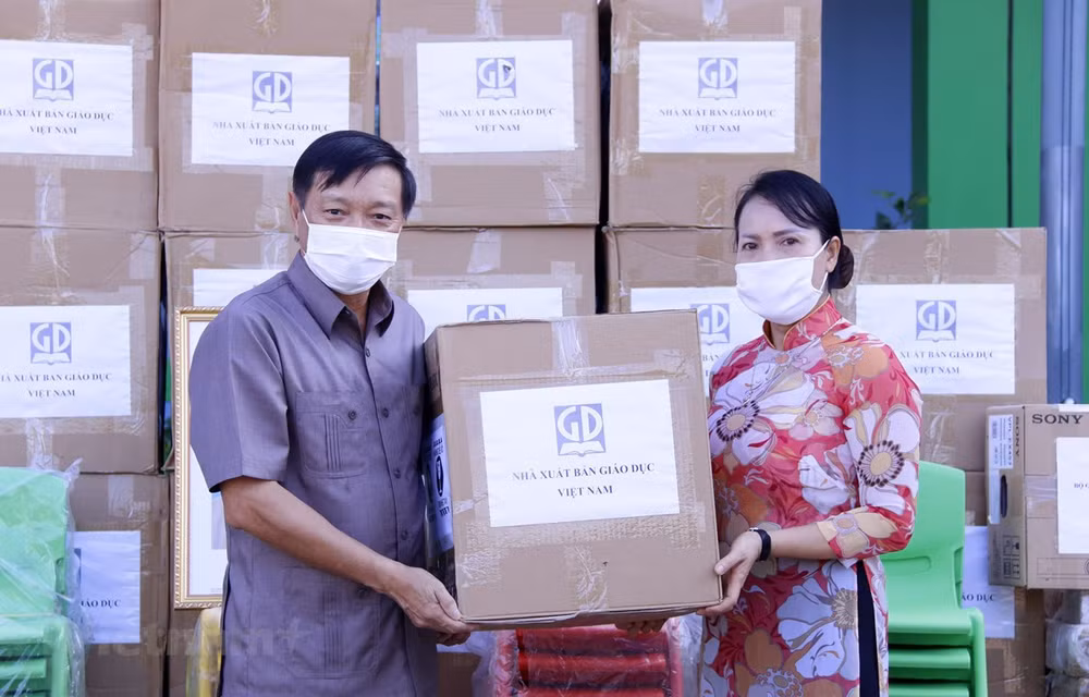 Ministerio de Educación de Vietnam dona materiales docentes a la escuela bilingüe Nguyen Du en Laos ảnh 1