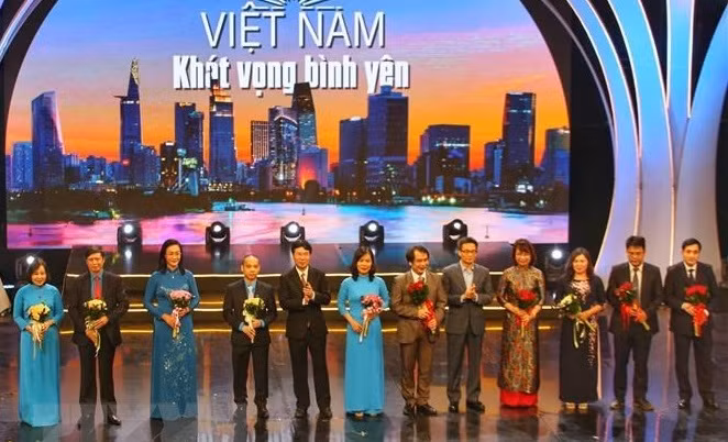 Vietnam honra a personas en la primera línea de combate contra el COVID-19 ảnh 1