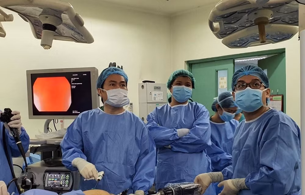 Contribuye médico vietnamita al éxito de cirugía asistida por robots en Filipinas ảnh 1