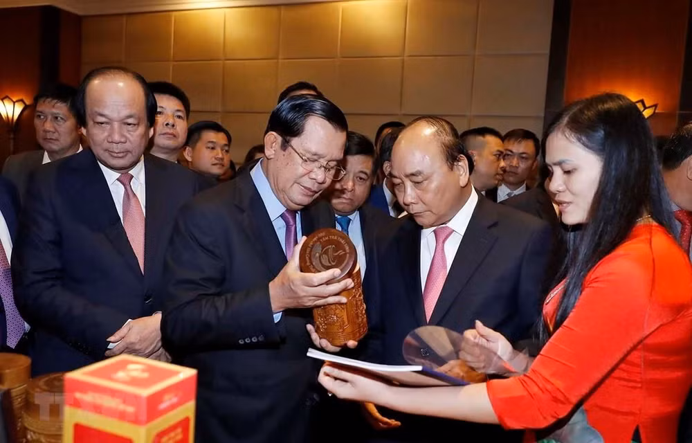Realizan Conferencia de Promoción Comercial e Inversionista entre Vietnam y Camboya ảnh 1