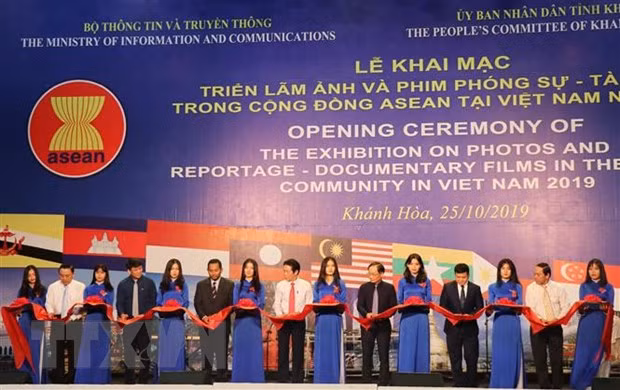 Exposición de fotos y documentales en provincia vietnamita refleja unidad de la ASEAN ảnh 1 Exposición de fotos y documentales en provincia vietnamita refleja unidad de la ASEAN ảnh 1