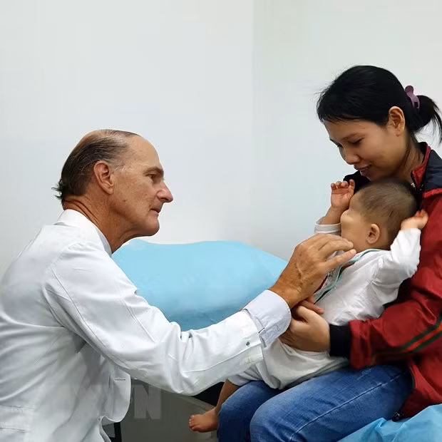 Realizará médico estadounidense operaciones quirúrgicas gratuitas a niños vietnamitas ảnh 1