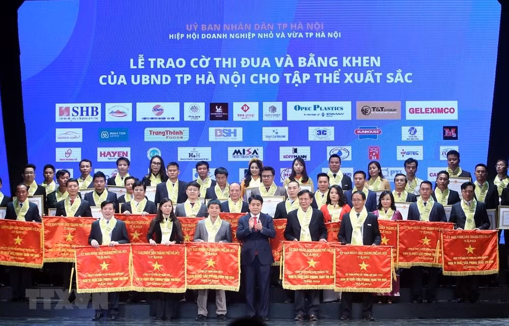 Honran a empresarios con grandes aportes al progreso de Hanoi ảnh 1