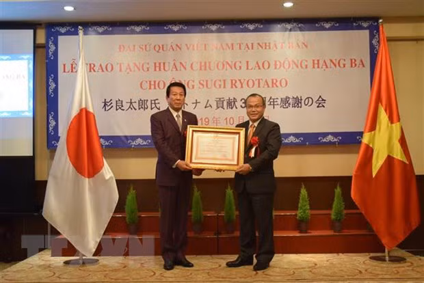 Otorga Vietnam a diplomático japonés la Orden del Trabajo ảnh 1