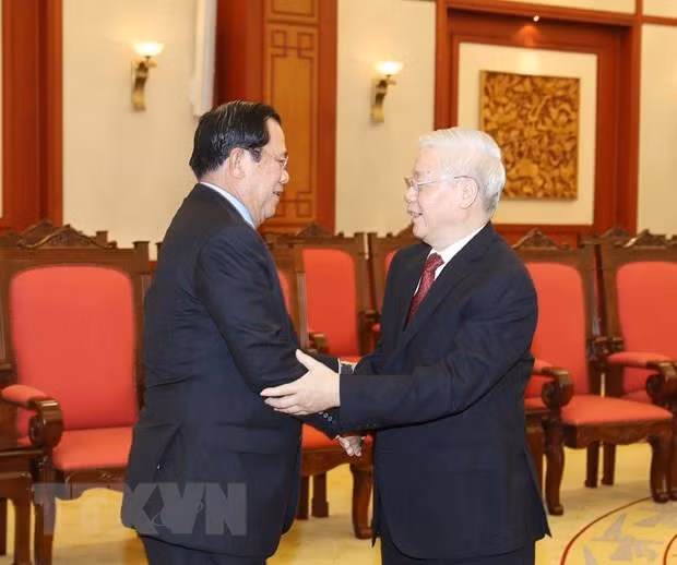 Recibe máximo dirigente de Vietnam a primer ministro de Camboya ảnh 1