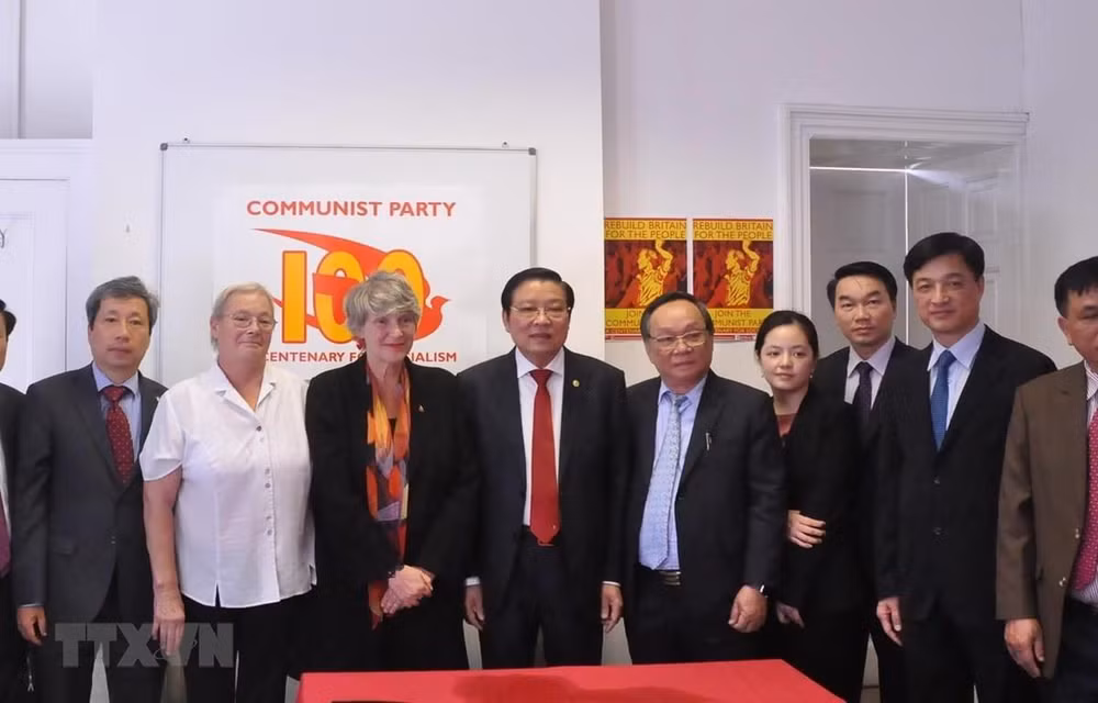 Concluye delegación partidista vietnamita visita a Reino Unido ảnh 1