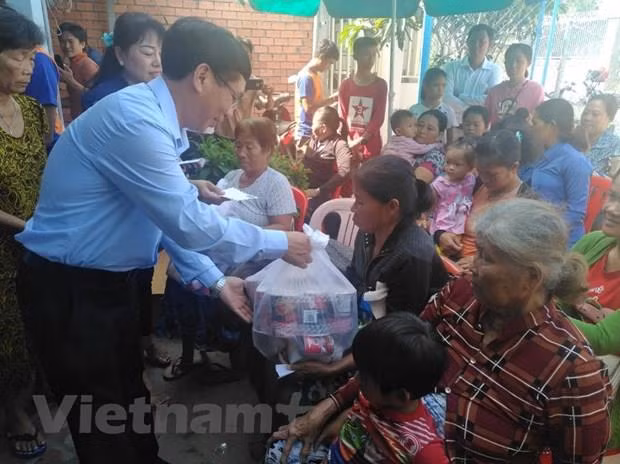 Conceden donaciones a vietnamitas residentes en Camboya ảnh 1 Conceden donaciones a vietnamitas residentes en Camboya ảnh 1