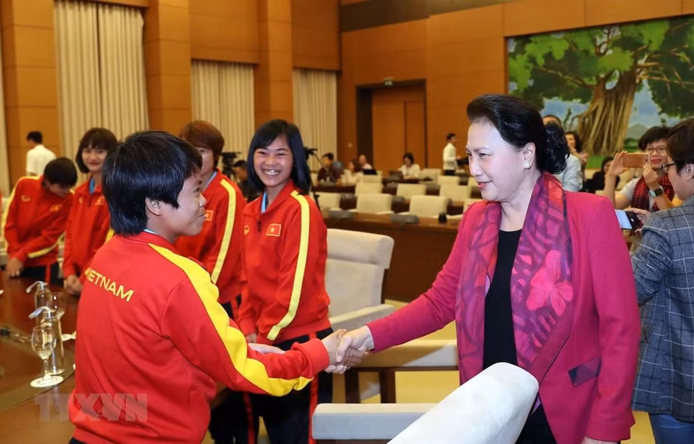 Honra presidenta del Parlamento de Vietnam a selección nacional de fútbol femenino ảnh 1