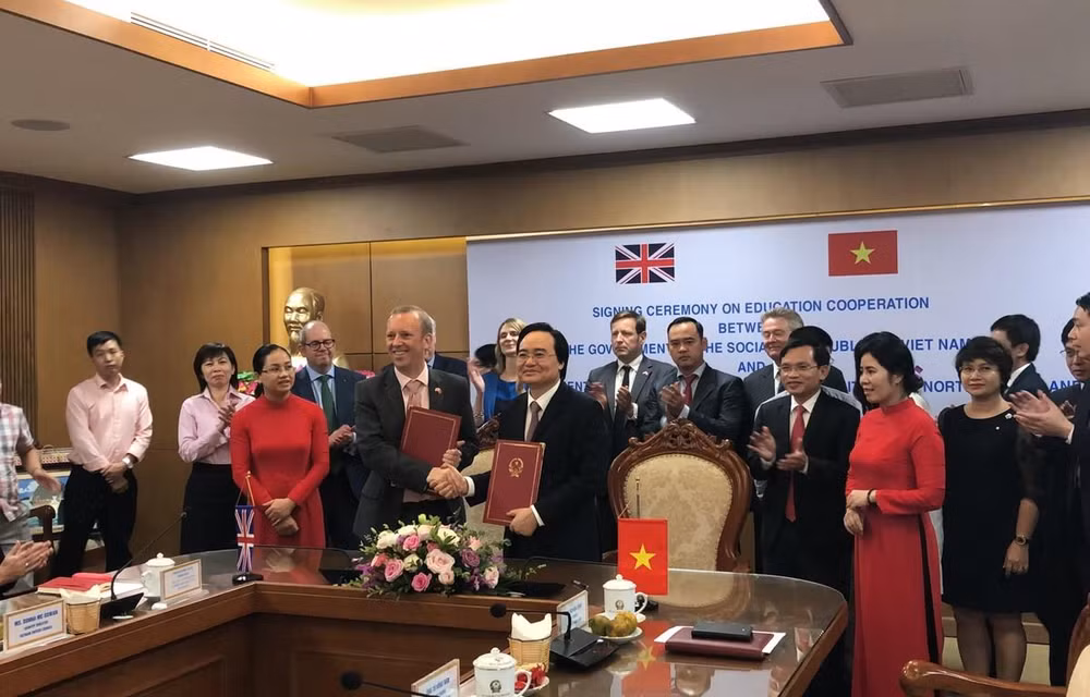 Vietnam y el Reino Unido firman memorando de cooperación en educación ảnh 1