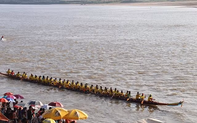 Celebran en Laos regata tradicional Boun Suan Huea ảnh 1