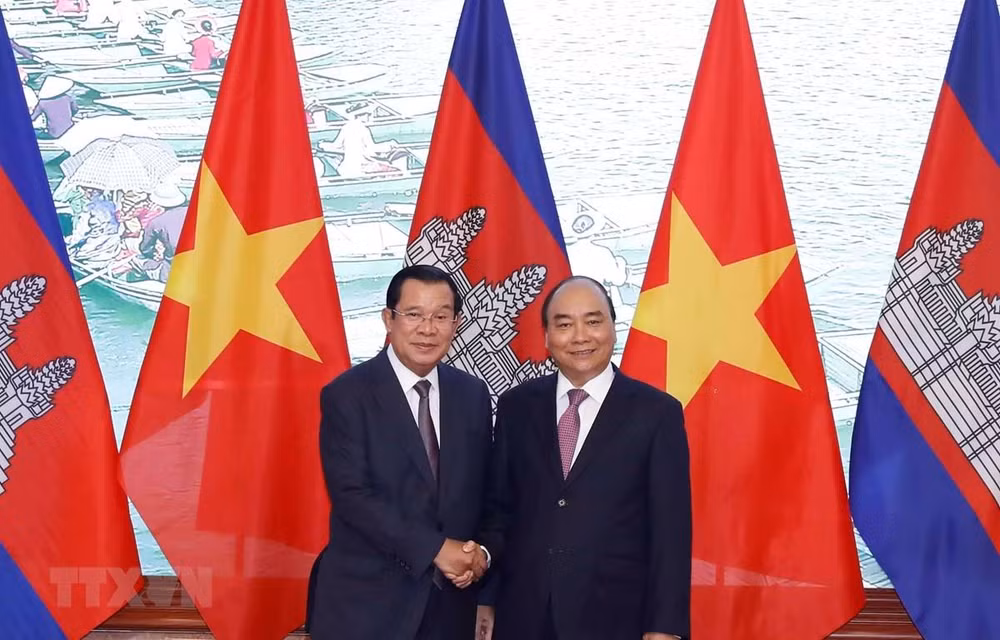 Reafirman primeros ministros de Vietnam y Camboya relaciones bilaterales de fraternidad inseparable ảnh 1