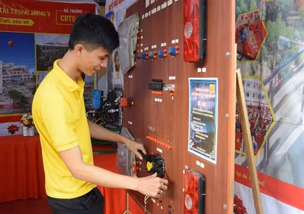 Celebran en ciudad vietnamita actividad para promover el espíritu emprendedor ảnh 1