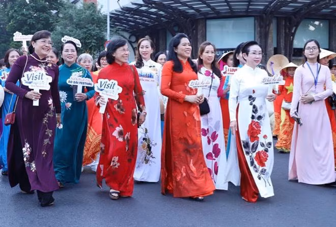 Más de tres mil personas participan en desfile de Ao Dai en Ciudad Ho Chi Minh ảnh 1