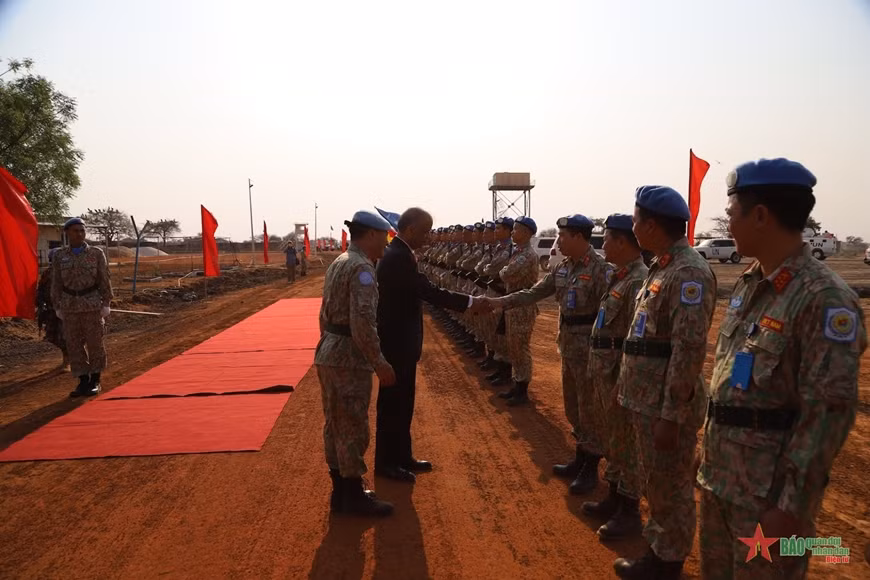 Dirigente de ONU conversa con ingenieros militares vietnamitas en Abyei ảnh 2