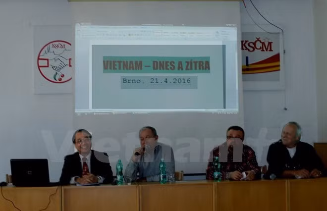 Periódico checo elogia logros de la renovación de Vietnam ảnh 1