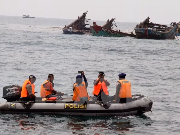 Indonesia hunde decenas de pesqueros ilícitos en sus aguas ảnh 1 Indonesia hunde decenas de pesqueros ilícitos en sus aguas ảnh 1
