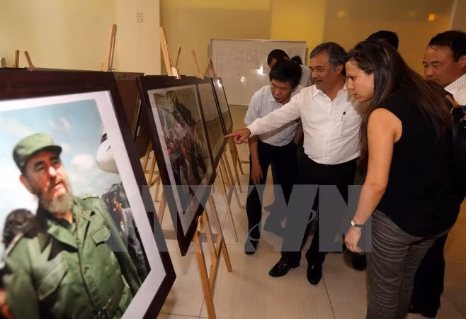 Exposición fotográfica en Hanoi para celebrar 90 cumpleaños de Fidel ảnh 1